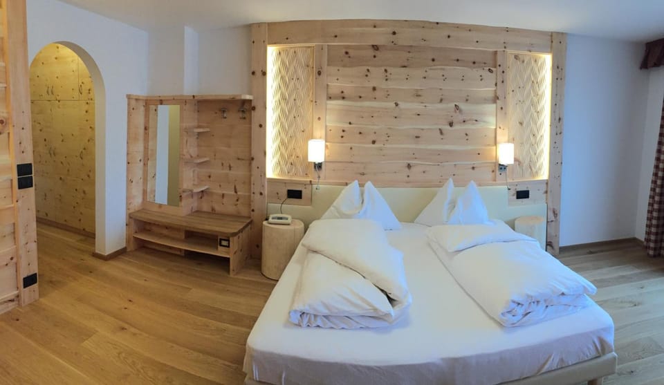 Down comforters, in-room safe, desk, blackout drapes