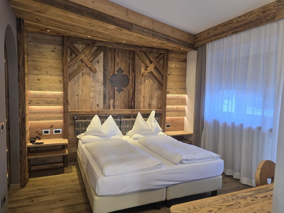 CAMERA MATRIMONIALE/DOPPIA CON LETTI SINGOLI CON VISTA MONTAGNA | Down comforters, in-room safe, desk, free WiFi