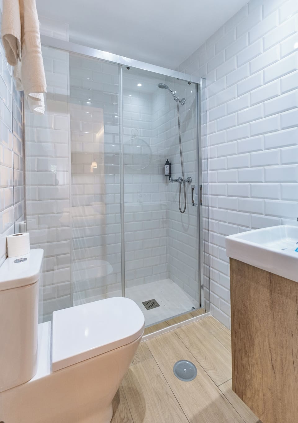Standard Twin Room | Bathroom | Free toiletries, hair dryer, towels, soap