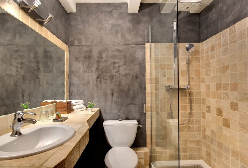 Classic Double Room | Bathroom | Free toiletries, hair dryer, towels