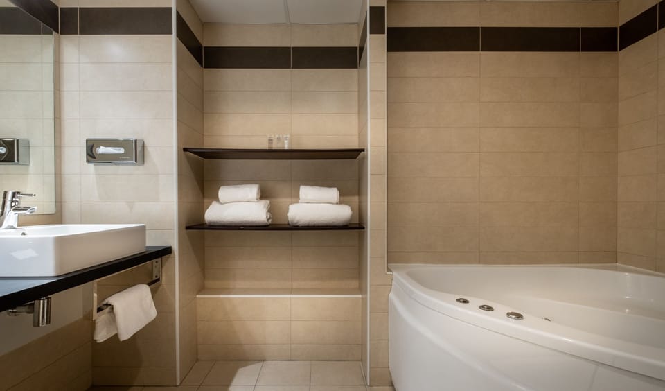 Combined shower/tub, free toiletries, hair dryer, slippers