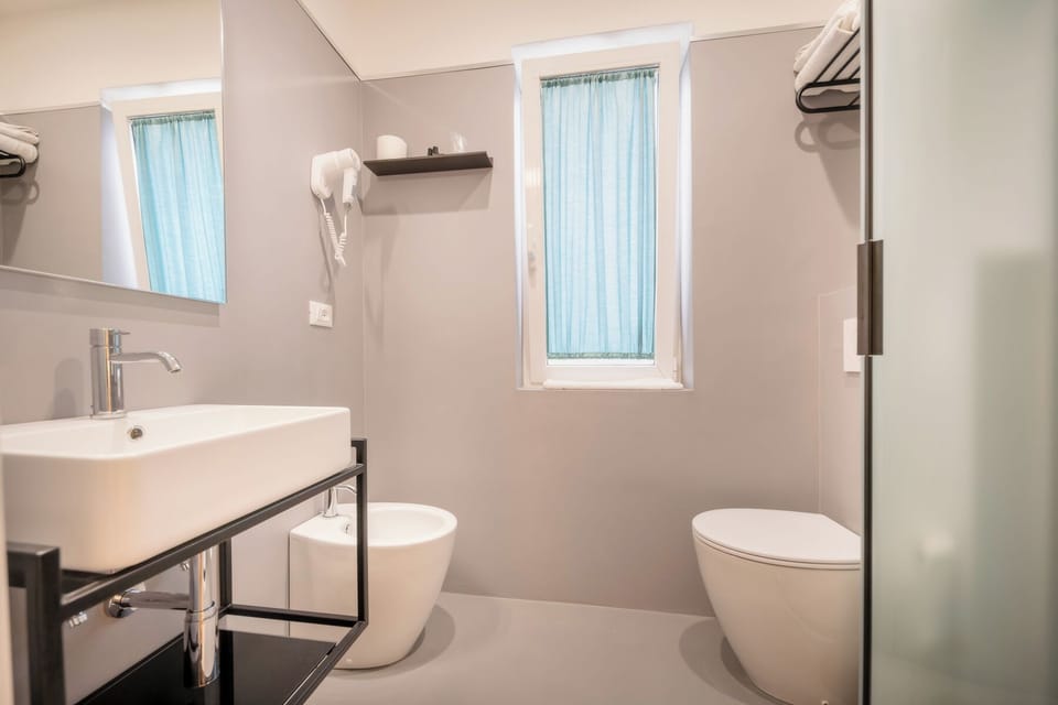 Comfort Double Room, 1 Double Bed, Garden View | Bathroom | Shower, free toiletries, hair dryer, bidet