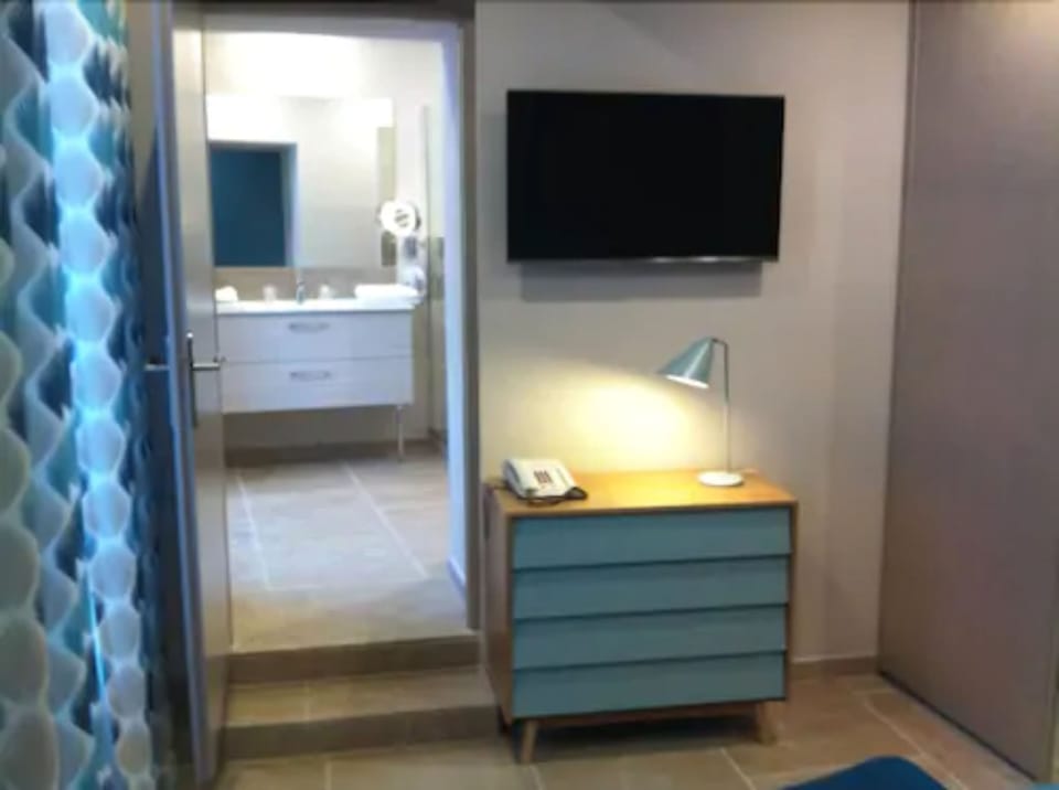 Suite | In-room safe, desk, soundproofing, free WiFi