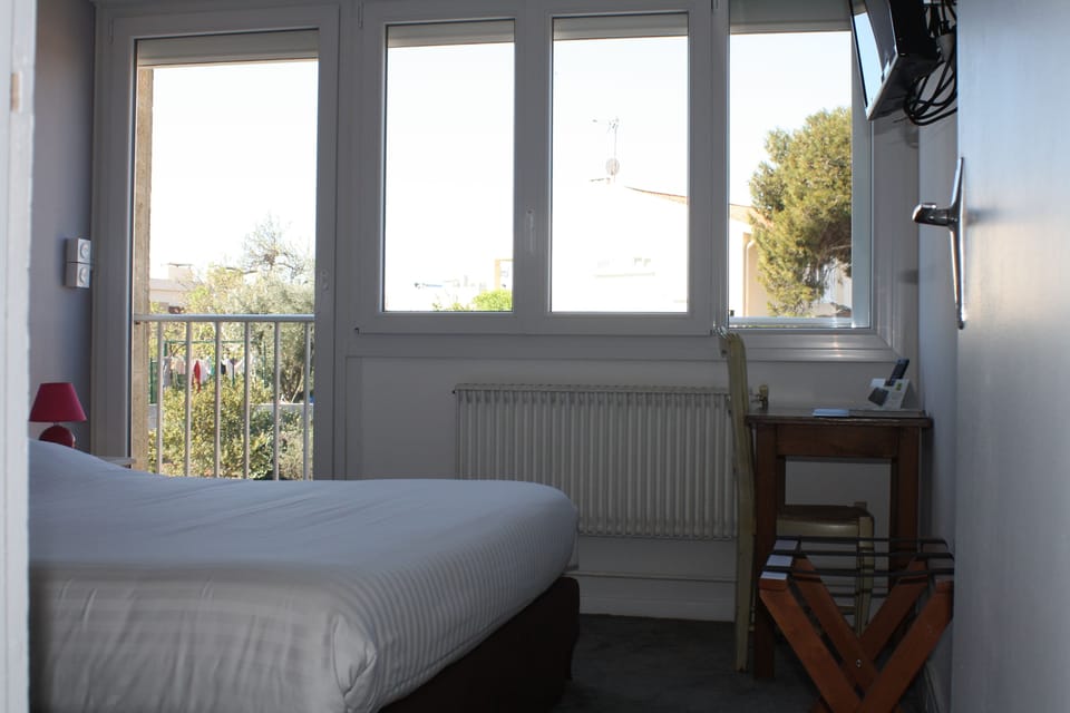Comfort Double Room | Premium bedding, desk, soundproofing, free WiFi