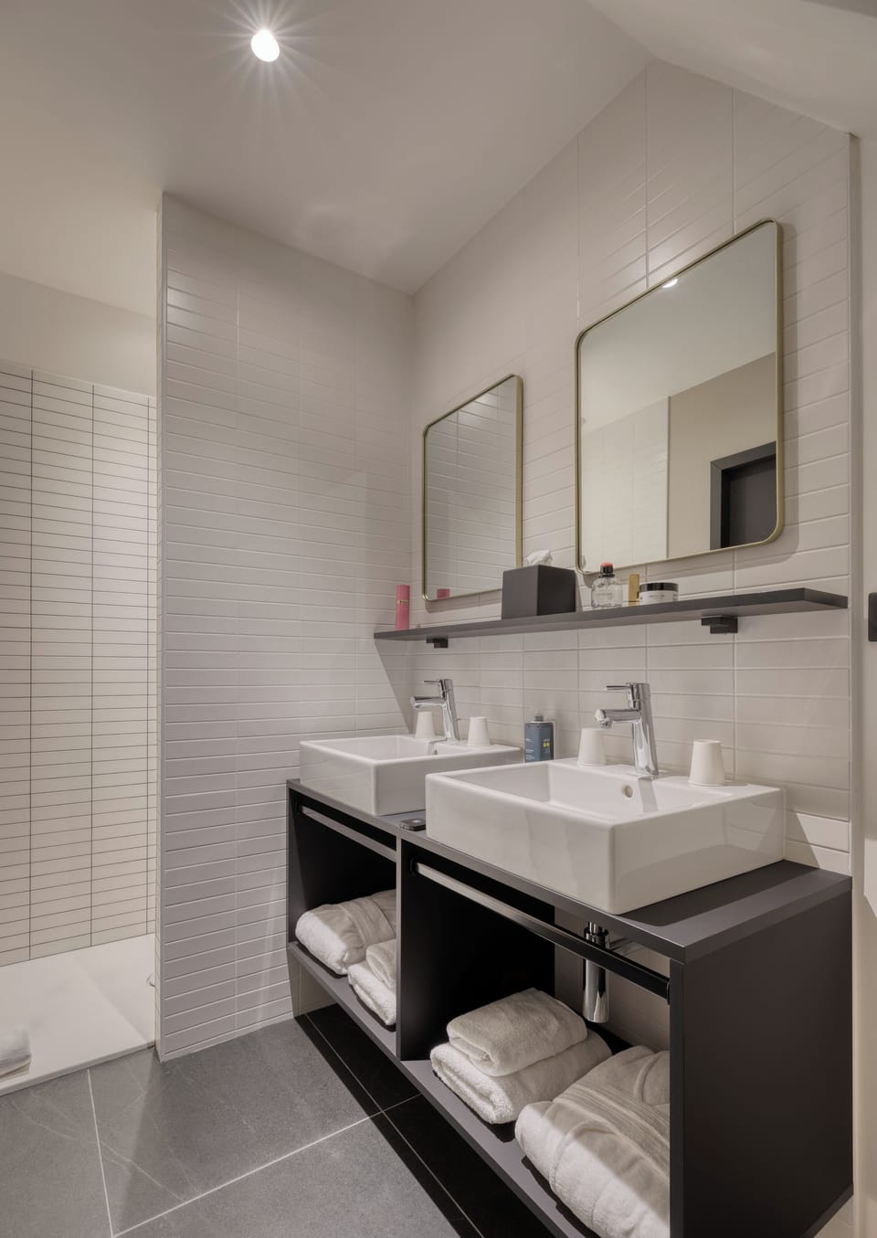 Suite | Desk, soundproofing, free WiFi