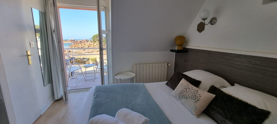 Superior Double Room, Sea View | Hypo-allergenic bedding, individually decorated, individually furnished
