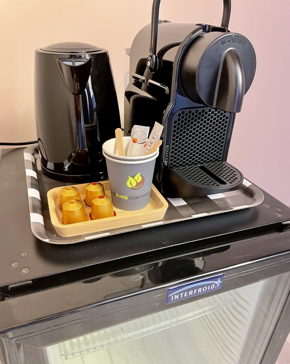 Junior Suite (Motel) | Premium bedding, minibar, in-room safe, desk