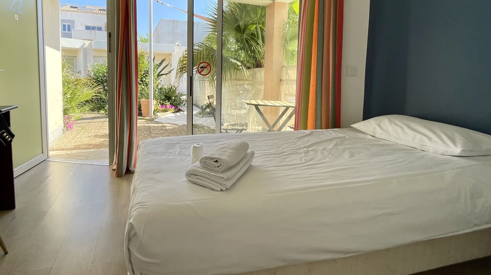 Junior Suite (Motel) | Premium bedding, minibar, in-room safe, desk