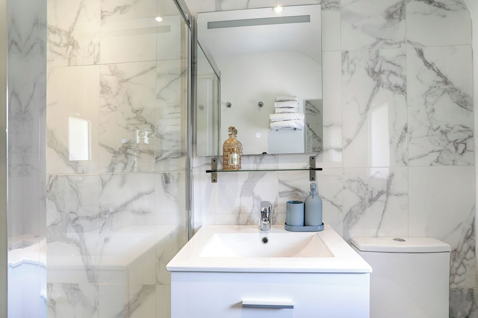 Superior Double Room (Shower) | Bathroom | Shower, towels