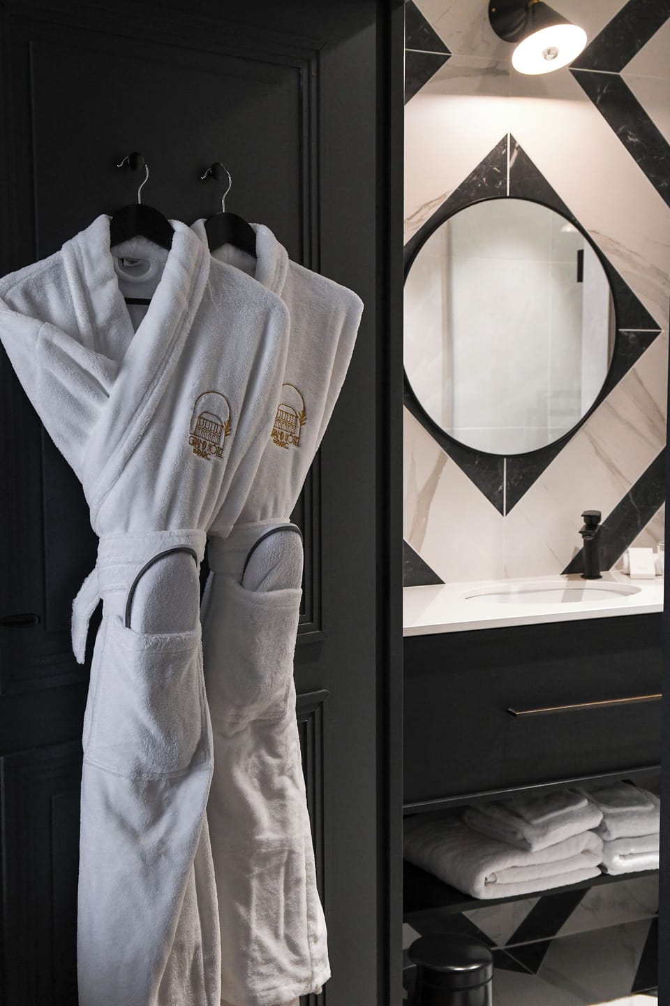 Room (Cosy) | Bathroom | Free toiletries, hair dryer, bathrobes, towels