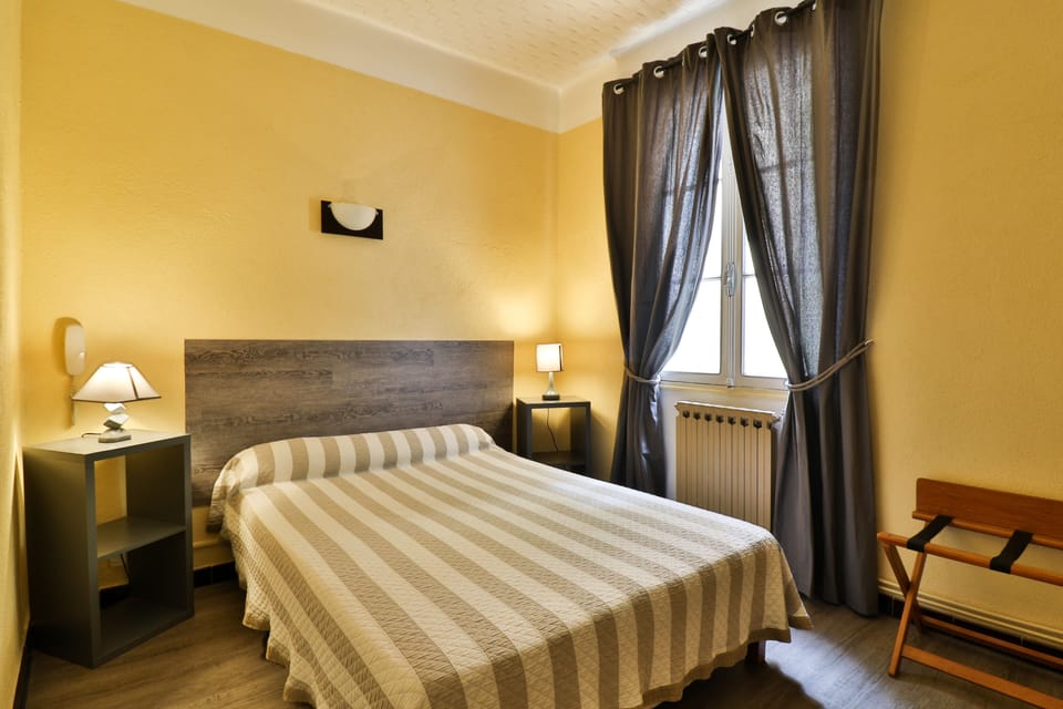 Economy Double Room | Individually decorated, individually furnished, iron/ironing board, WiFi