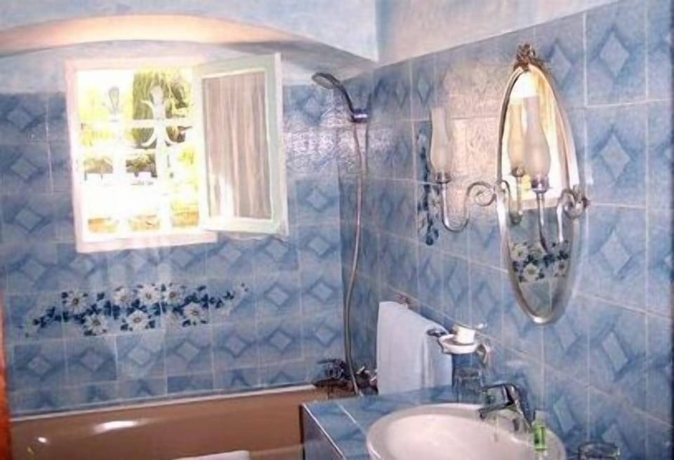 Standard Room, 2 Twin Beds | Bathroom | Free toiletries, hair dryer, bidet, towels
