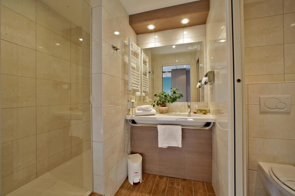 Shower, free toiletries, hair dryer, towels