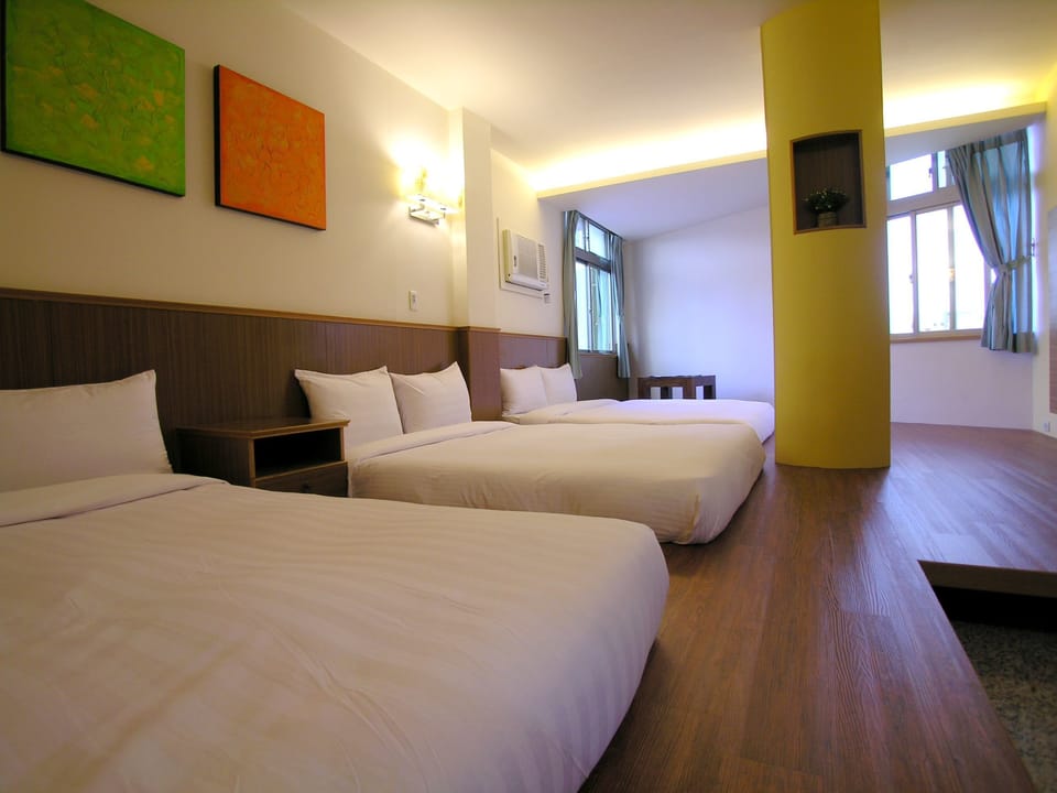 Family Room | Desk, blackout drapes, free WiFi, bed sheets