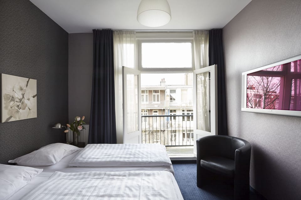Deluxe Twin Room | In-room safe, desk, blackout drapes, iron/ironing board
