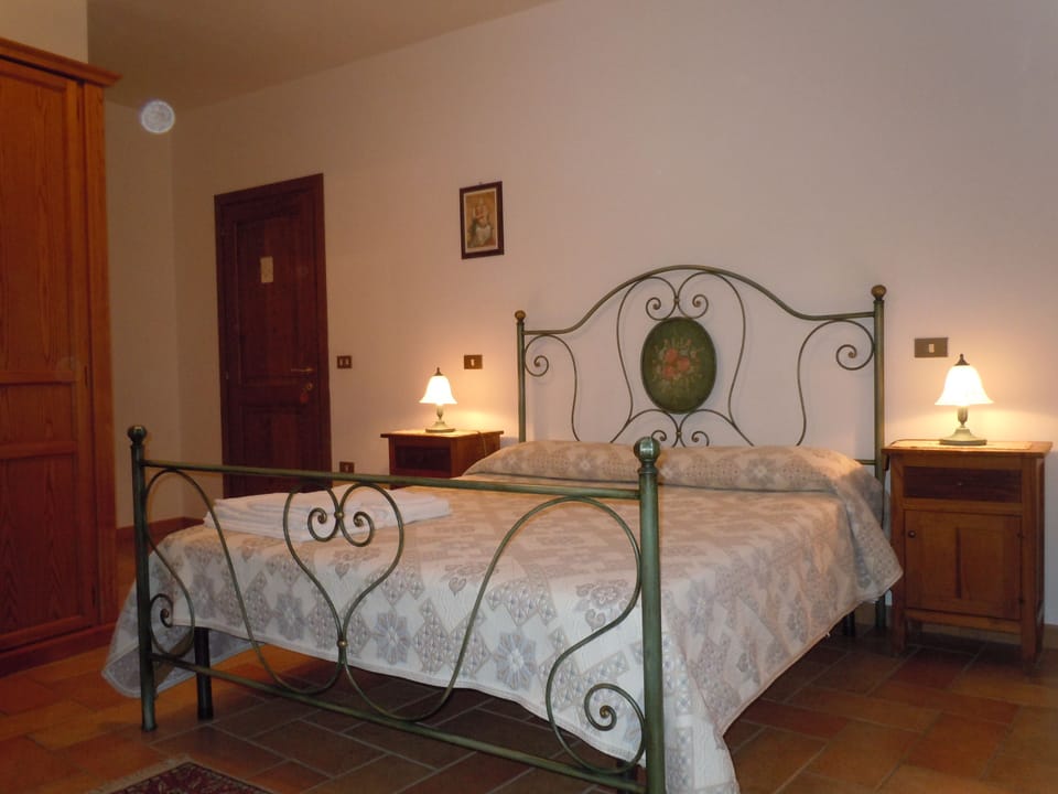 Triple Room | Desk, free cribs/infant beds, free WiFi