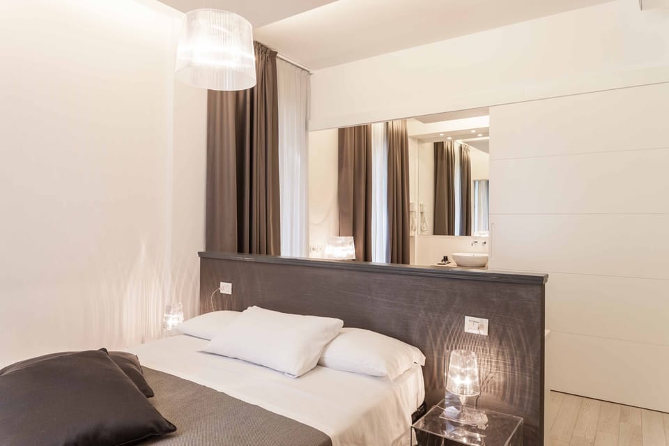 Suite | Hypo-allergenic bedding available, minibar, in-room safe, desk