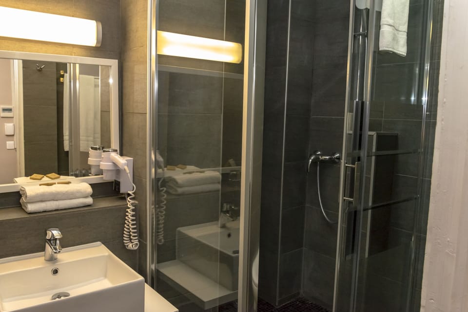 Standard Twin Room | Bathroom shower