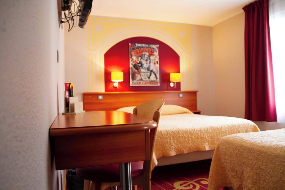 Triple Room | Desk, soundproofing, iron/ironing board, free WiFi