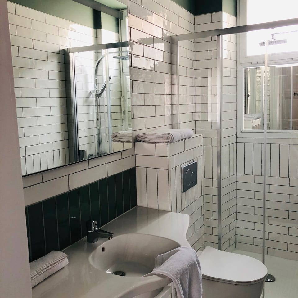 Superior Room | Bathroom | Free toiletries, hair dryer, towels