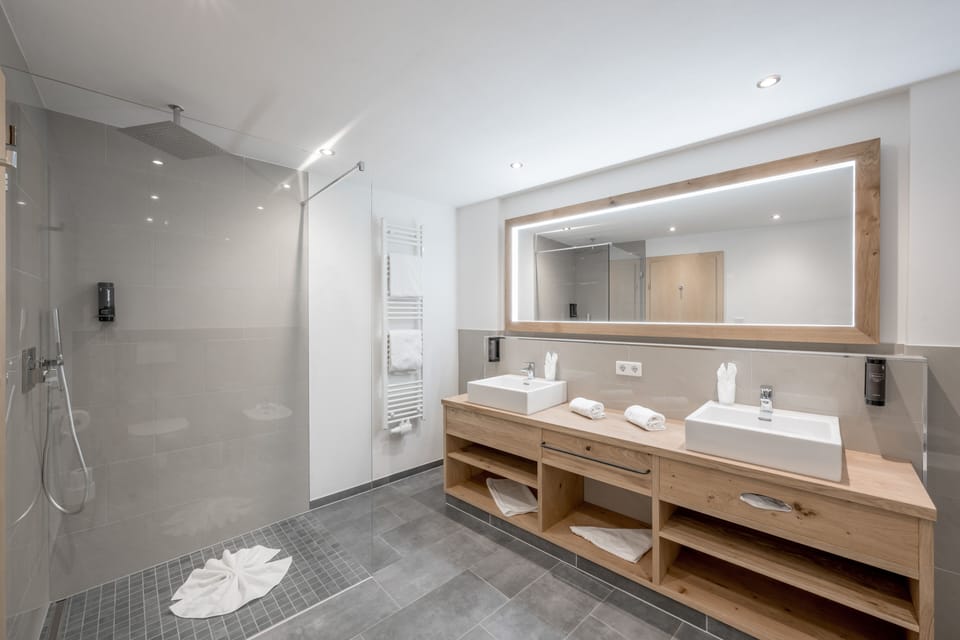 Junior Suite, 1 Double Bed | Bathroom | Shower, free toiletries, hair dryer, bathrobes