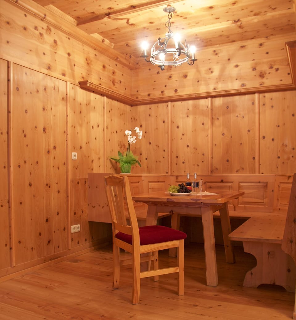 Family Room (Nr. 8) | In-room dining