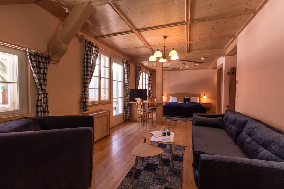 Family Room, Balcony, Mountain View (Nr. 4) | Hypo-allergenic bedding available, pillowtop beds, WiFi (free)