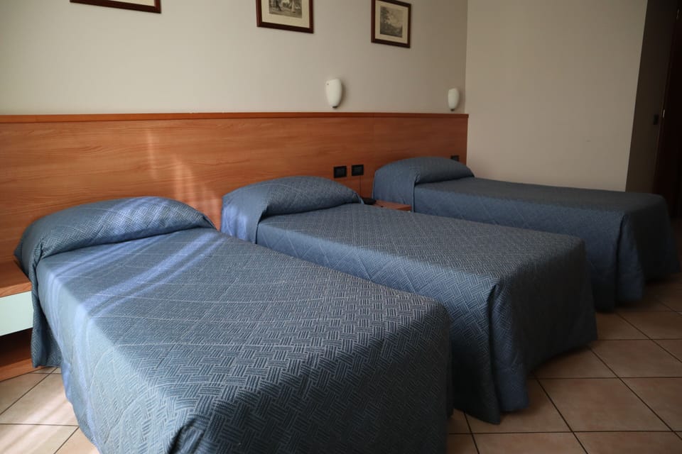 Triple Room | In-room safe, desk, WiFi (free), bed sheets