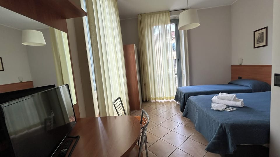 Standard Room, 2 Twin Beds | In-room safe, desk, WiFi (free), bed sheets