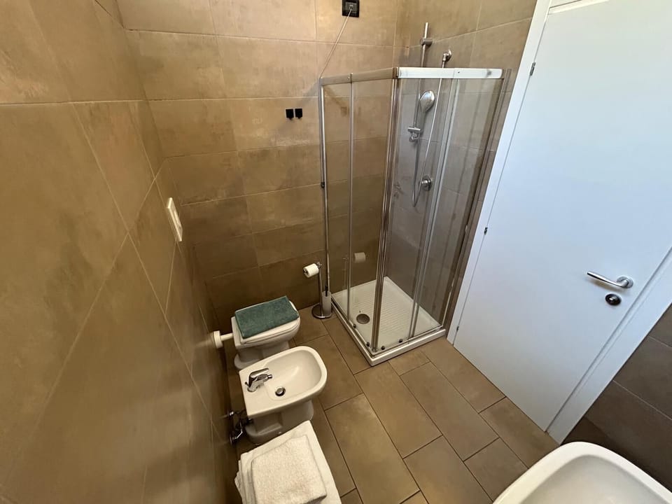 Standard Room, 2 Twin Beds | Bathroom | Shower, hair dryer, bidet, towels