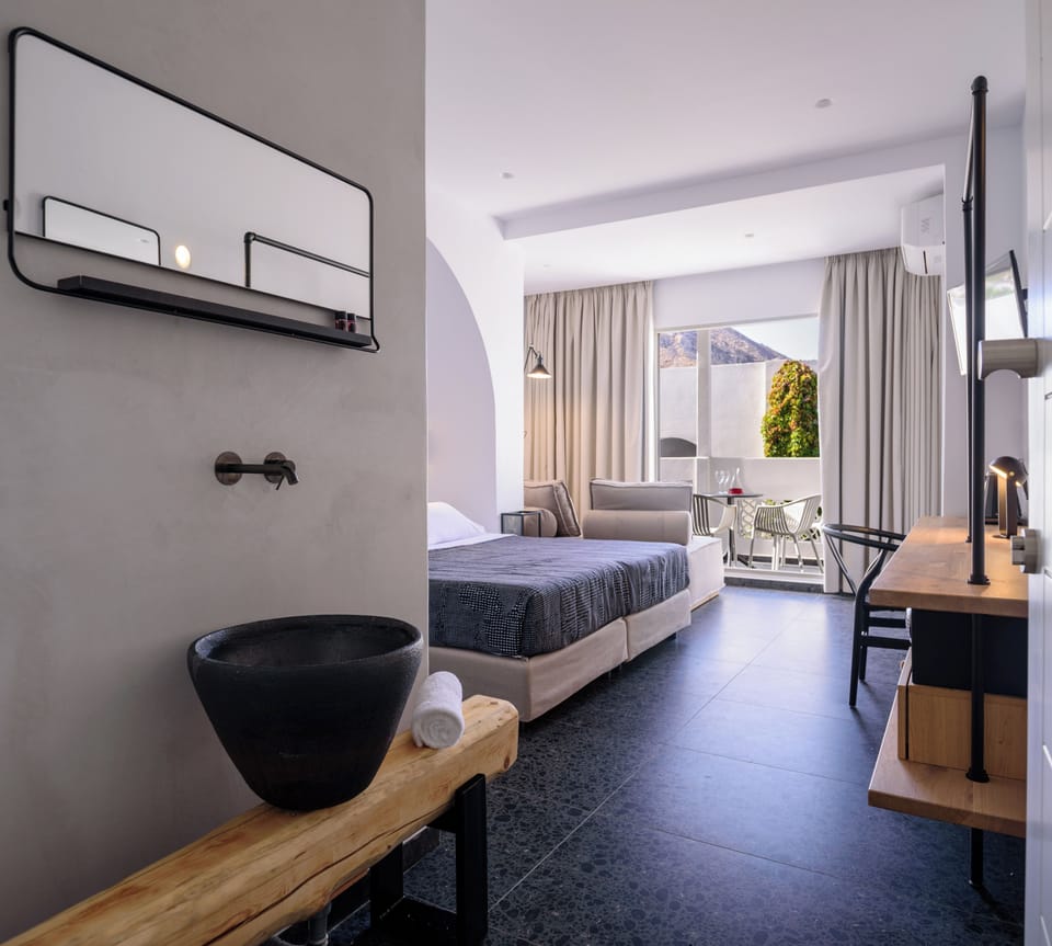 Junior Suite | In-room safe, blackout drapes, WiFi (free), bed sheets