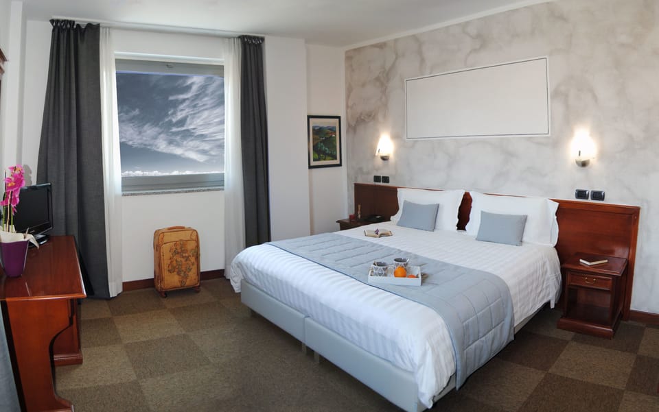 Frette Italian sheets, premium bedding, minibar, in-room safe