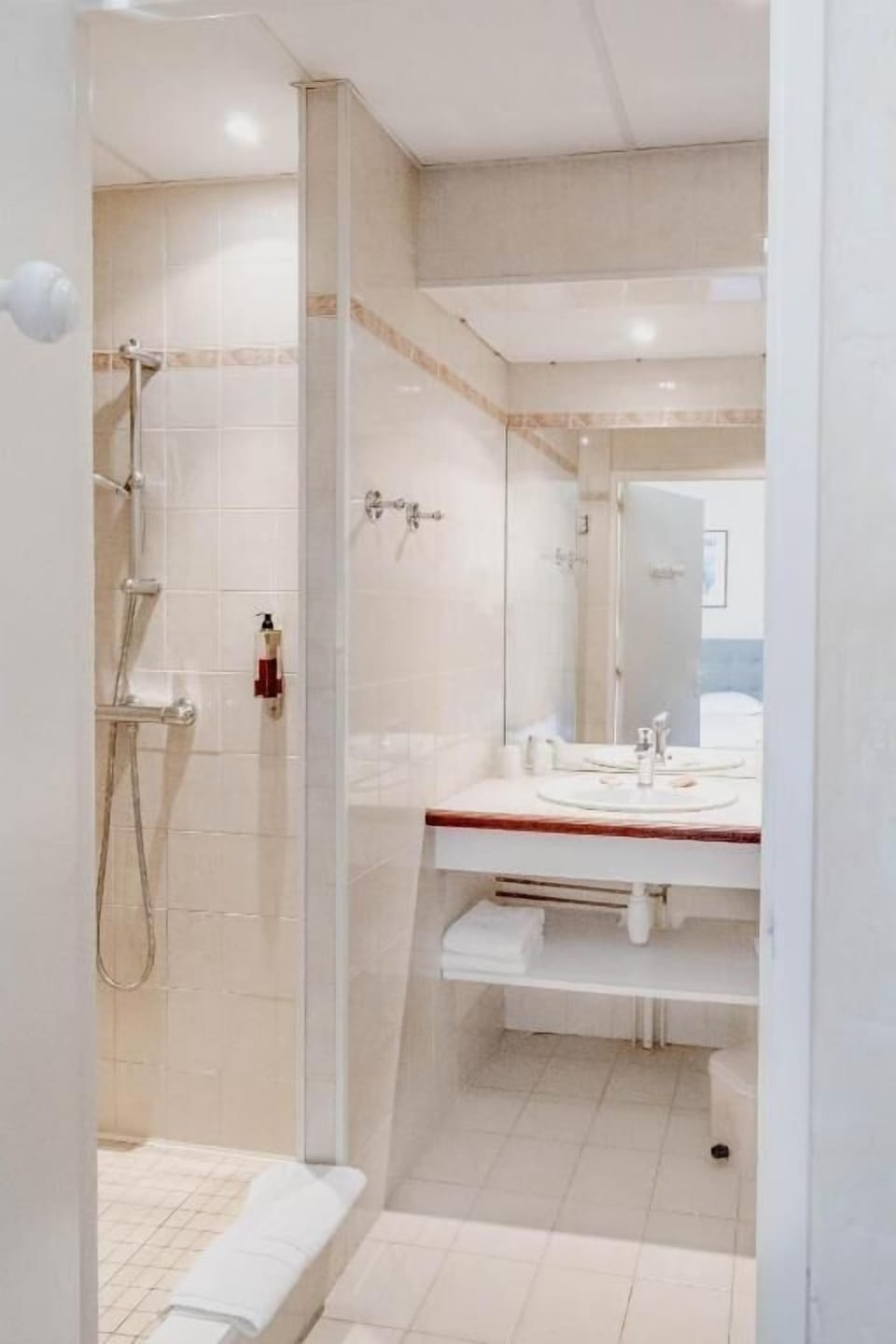 Room | Bathroom | Bathtub, hair dryer, towels