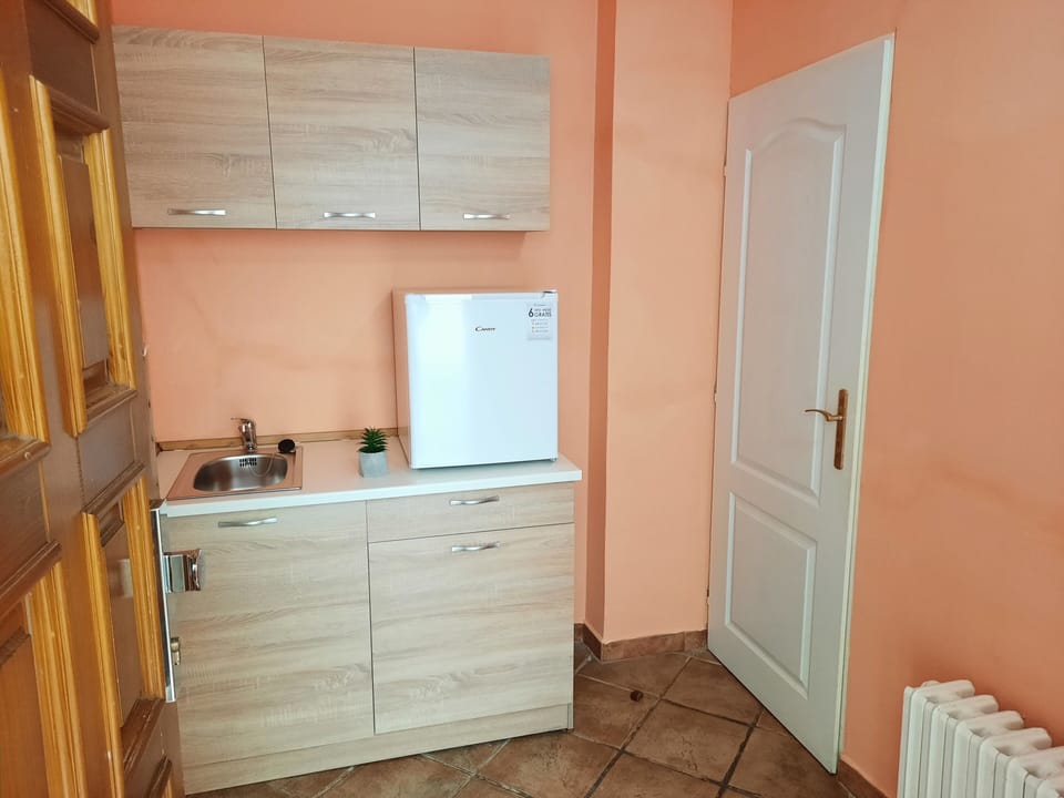 Comfort Apartment, 1 Bedroom | Private kitchen | Shared fridge, microwave, paper towels