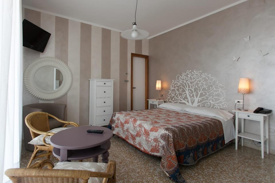 In-room safe, free WiFi