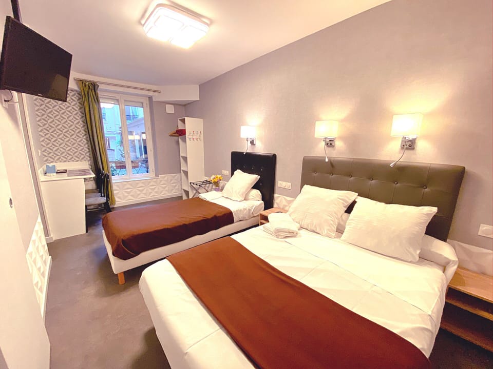 Triple Room | Desk, soundproofing, free cribs/infant beds, free WiFi