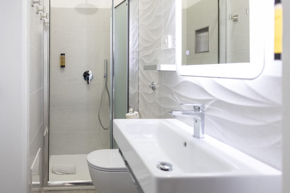 Shower, free toiletries, hair dryer, bidet