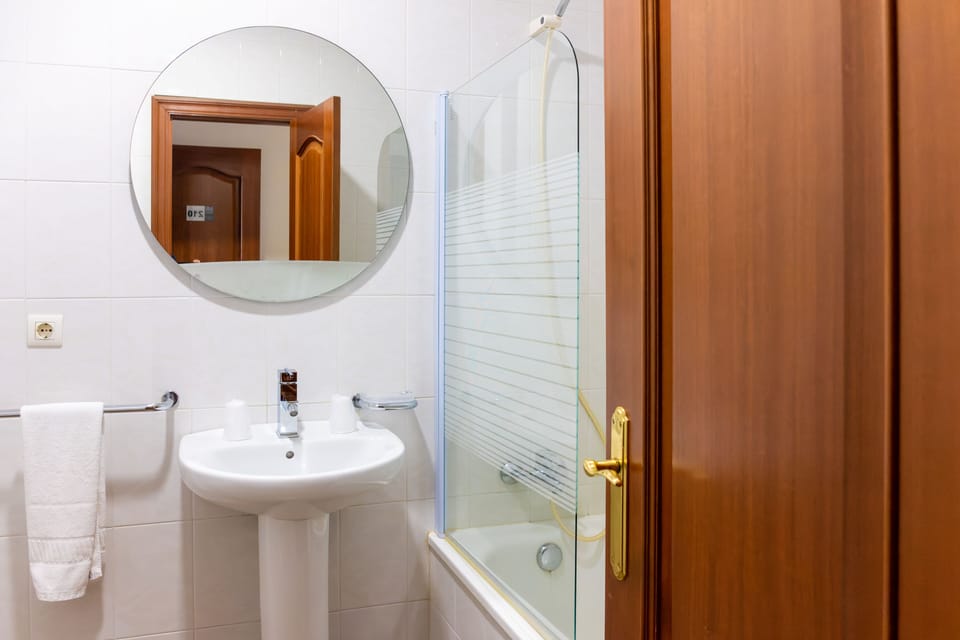 Deep soaking tub, free toiletries, hair dryer, towels