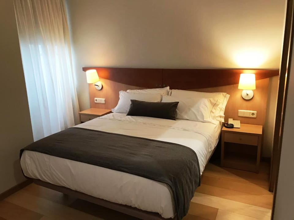 Suite | Desk, blackout drapes, iron/ironing board, free WiFi