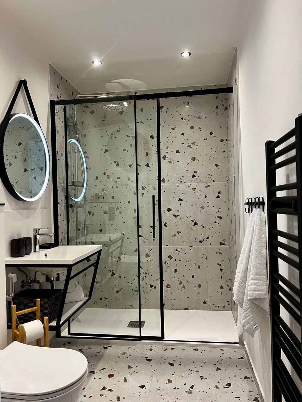 Standard Double or Twin Room | Bathroom | Shower, free toiletries, hair dryer, bidet
