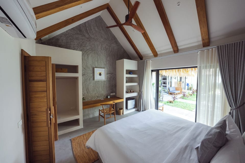 In-room safe, desk, laptop workspace, WiFi (free)
