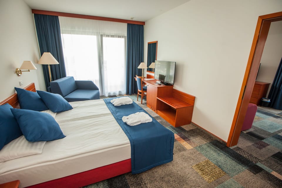 Pillowtop beds, minibar, in-room safe, desk