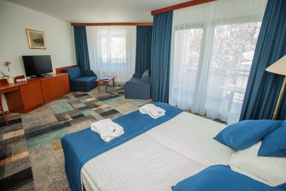Pillowtop beds, minibar, in-room safe, desk