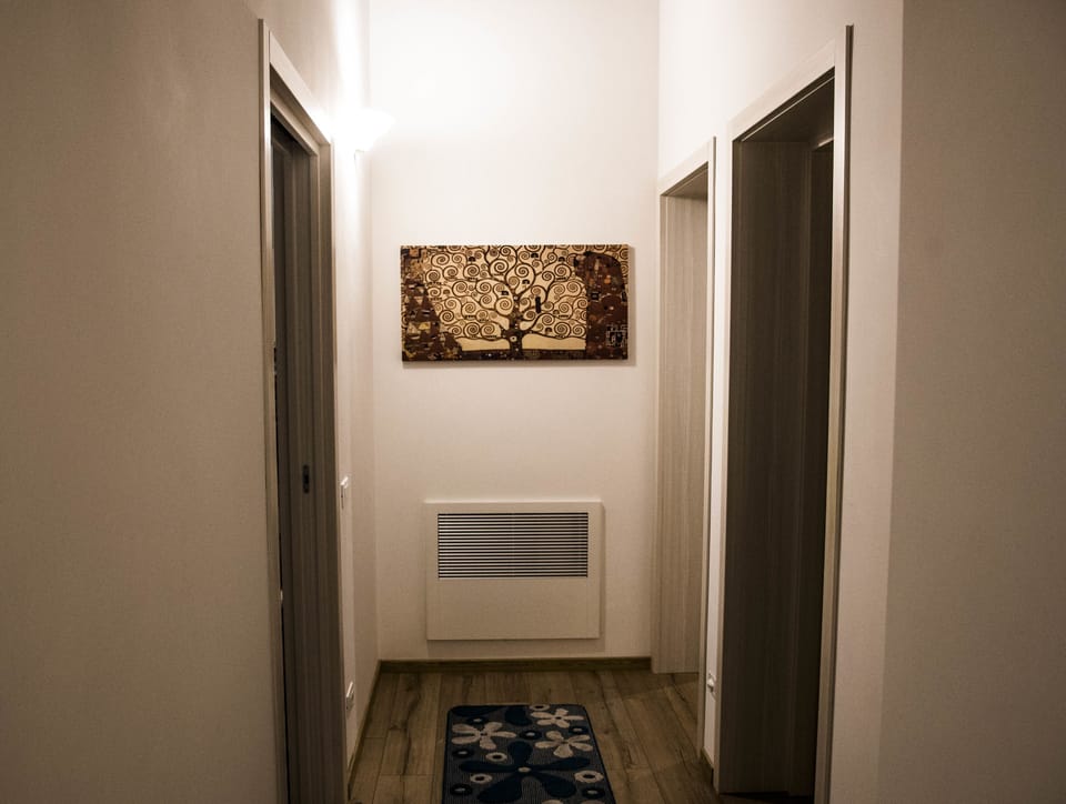 Deluxe Apartment (La Veduta) | Desk, WiFi (free), bed sheets