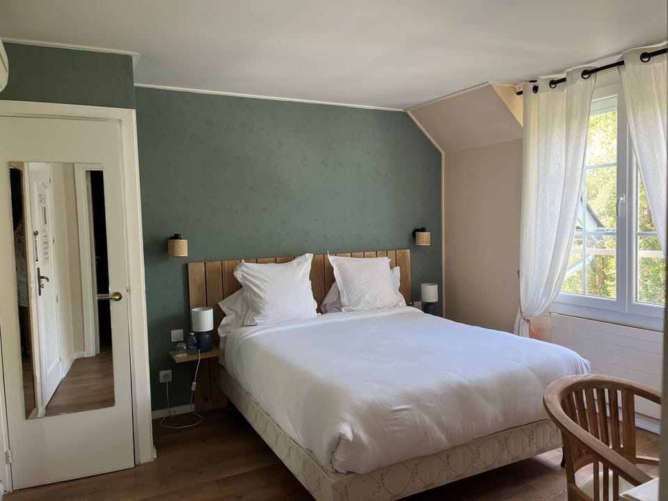 Comfort Room | Blackout drapes, free cribs/infant beds, rollaway beds, free WiFi