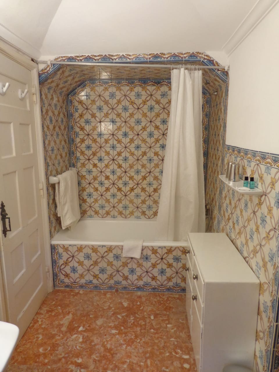 Superior Twin Room (Chinese Room) | Bathroom | Combined shower/tub, hair dryer, towels