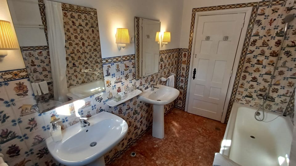 Junior Suite, 2 Bedrooms | Bathroom | Combined shower/tub, hair dryer, towels