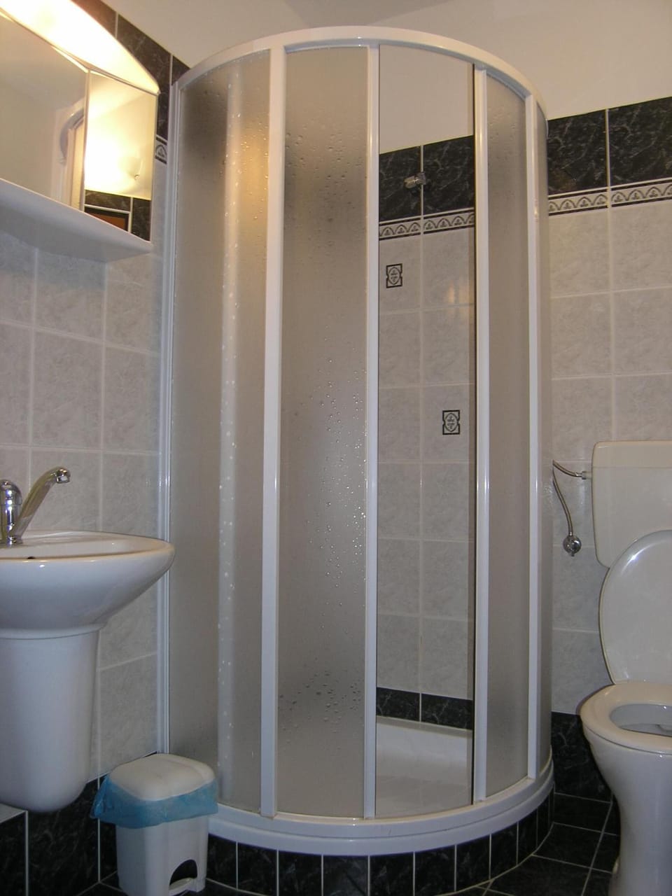 Basic Double Room | Bathroom | Shower, free toiletries, hair dryer, towels