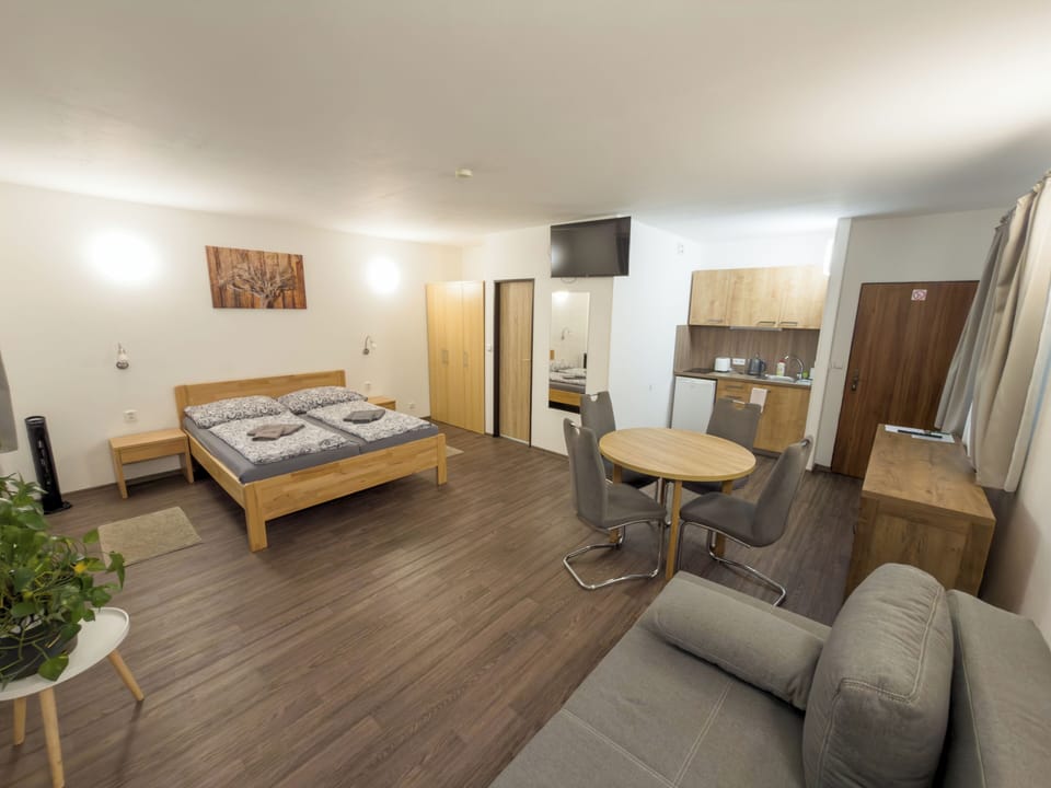 Comfort Studio Suite | Desk, blackout drapes, free WiFi, bed sheets