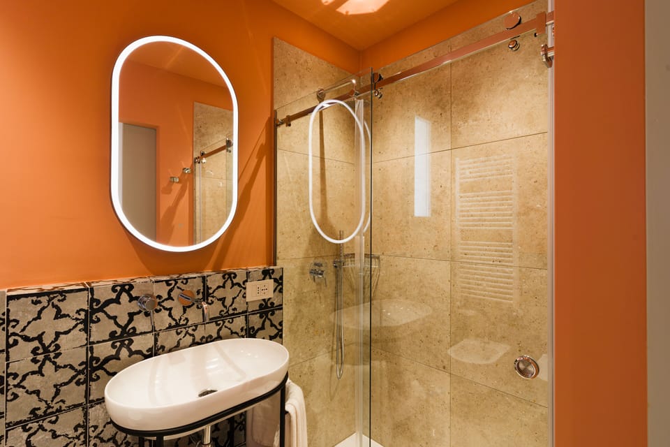 Superior Suite | Bathroom | Shower, rainfall showerhead, free toiletries, hair dryer